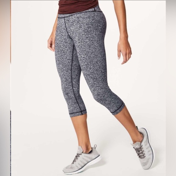 Lululemon Wunder Under Hi Rise 1/2 Tight 17" Size 4 - Picture 1 of 9